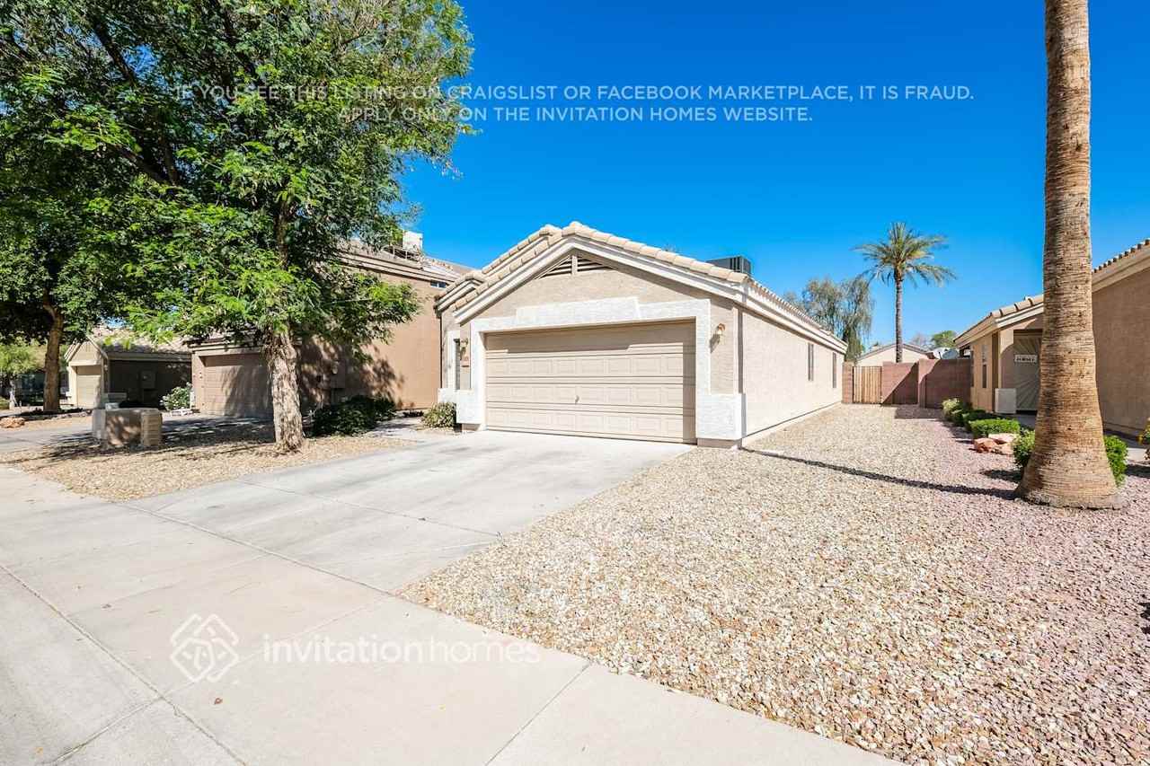 12470 W Hearn Rd - Photo 3 of 17