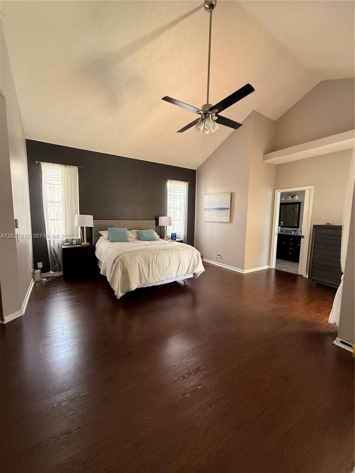 300 Cameron Dr - Photo 4 of 34
