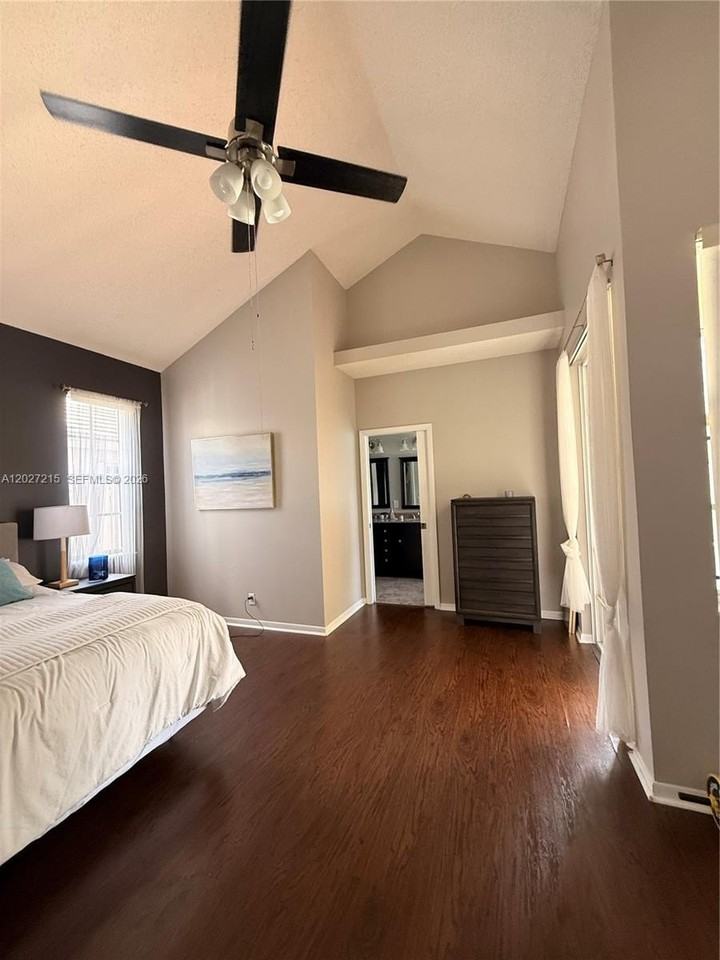 300 Cameron Dr - Photo 5 of 34