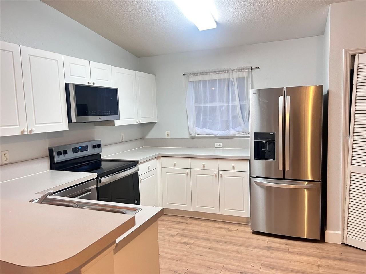 8825 Grand Palms Cir #B - Photo 3 of 13