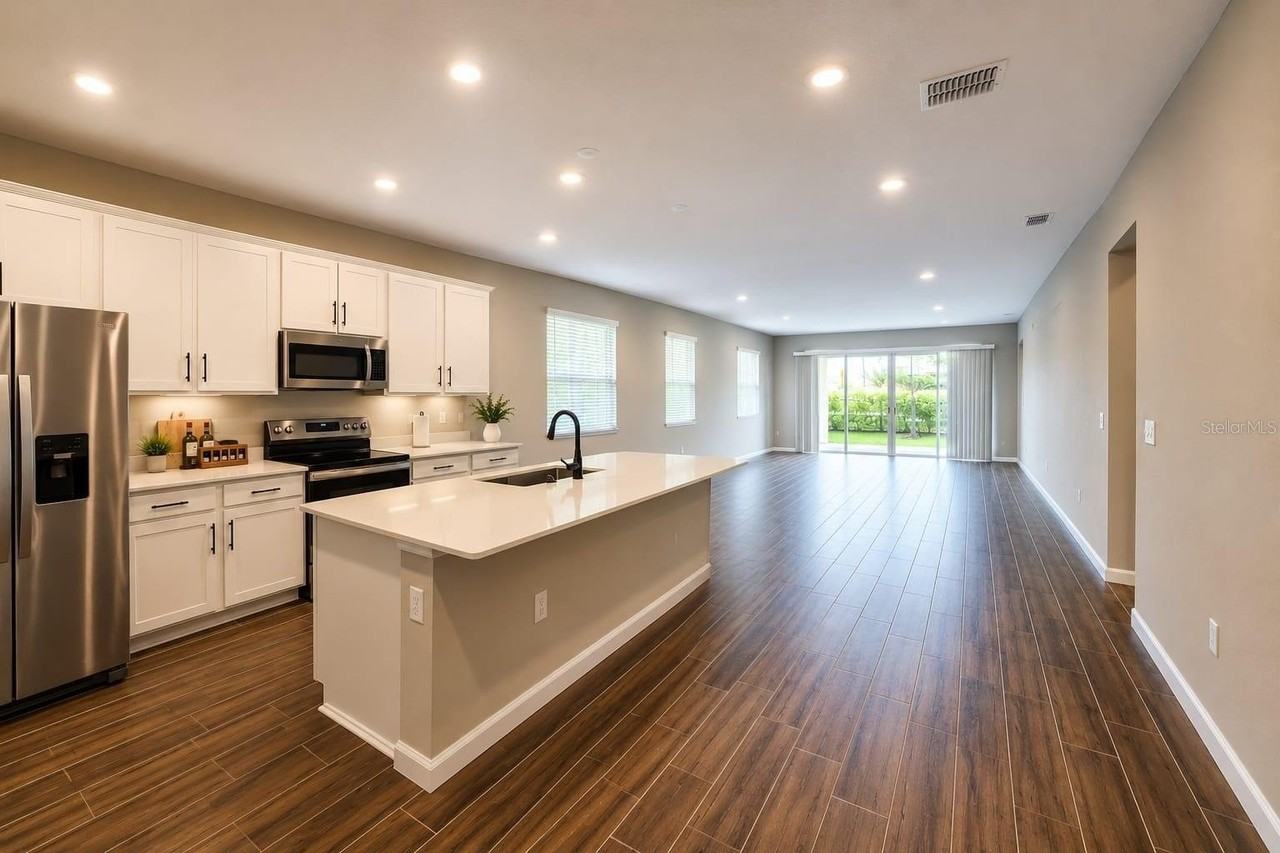 708 Griffon Ave - Photo 7 of 36