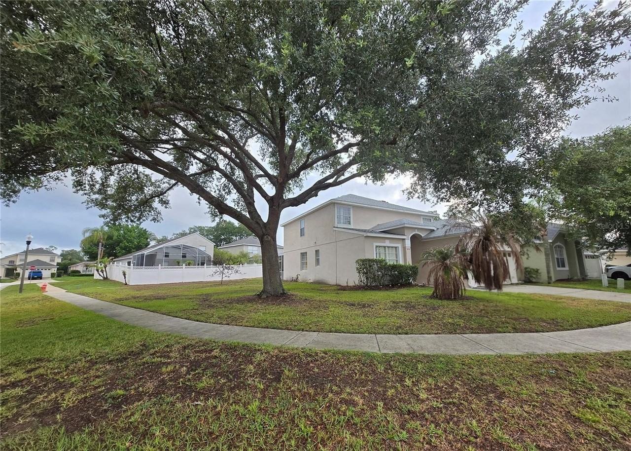 930 Oxford Dr - Photo 3 of 49