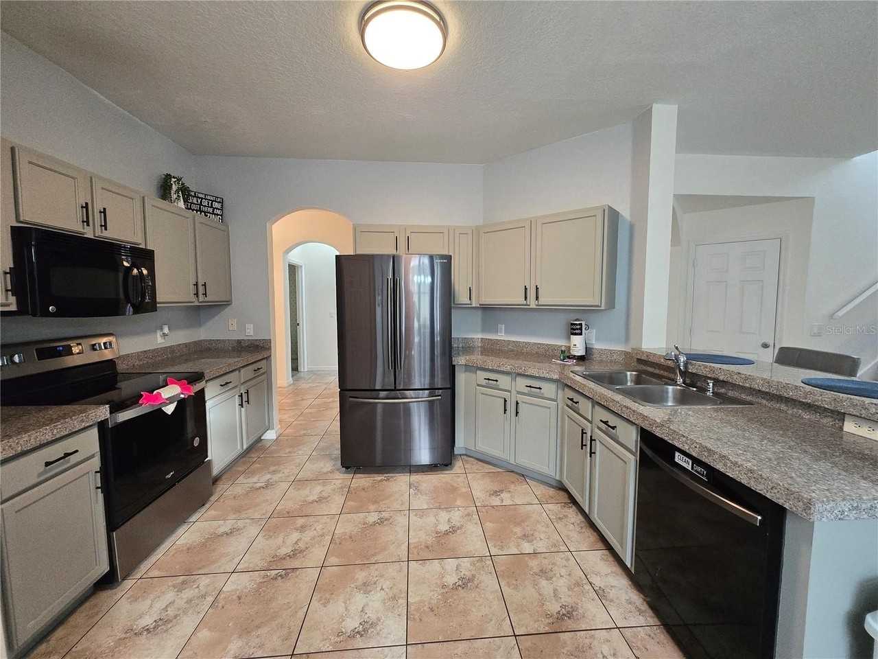930 Oxford Dr - Photo 4 of 49