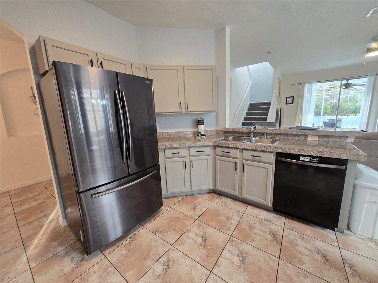 930 Oxford Dr - Photo 5 of 49