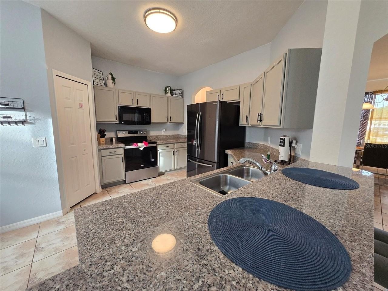 930 Oxford Dr - Photo 6 of 49