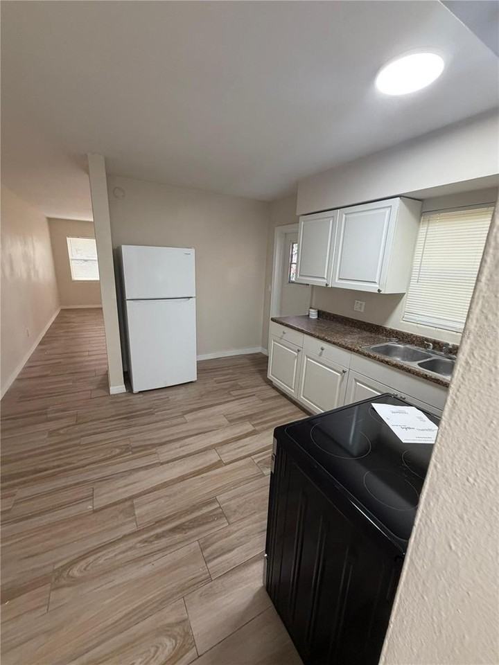 1458 Grove St - Photo 5 of 11