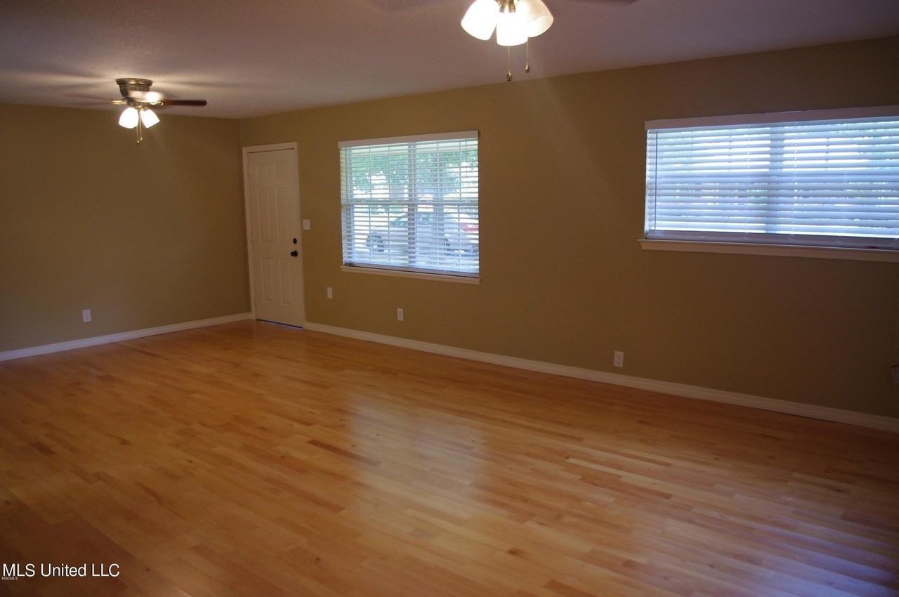 156 Lafayette Cir - Photo 3 of 11