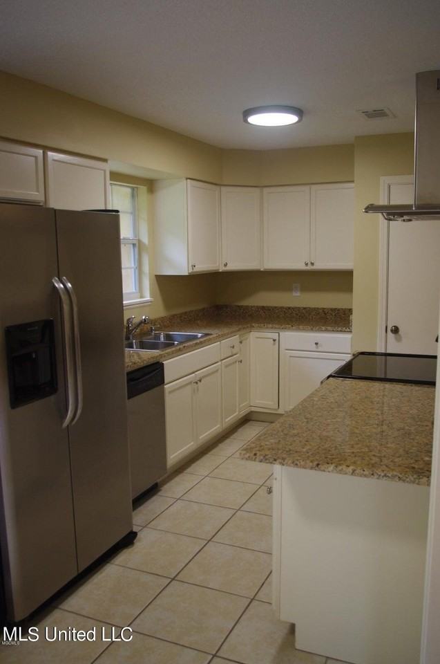 156 Lafayette Cir - Photo 4 of 11