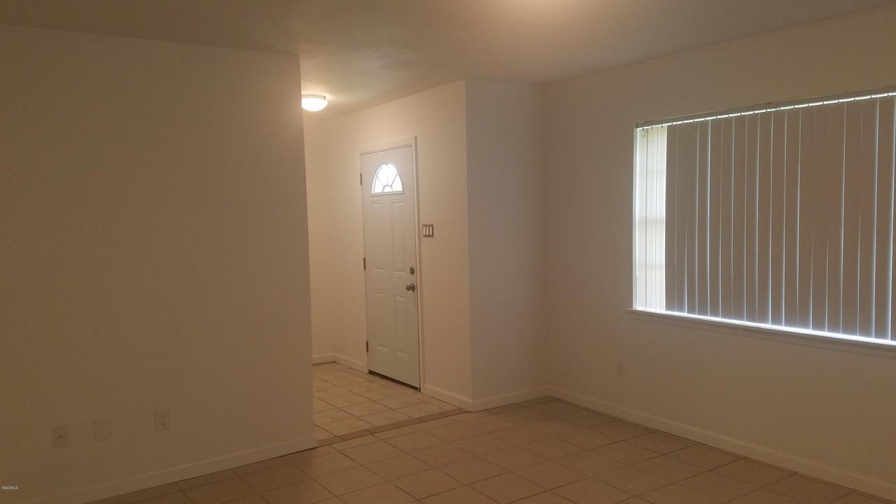 678 Meadow Dr - Photo 2 of 19
