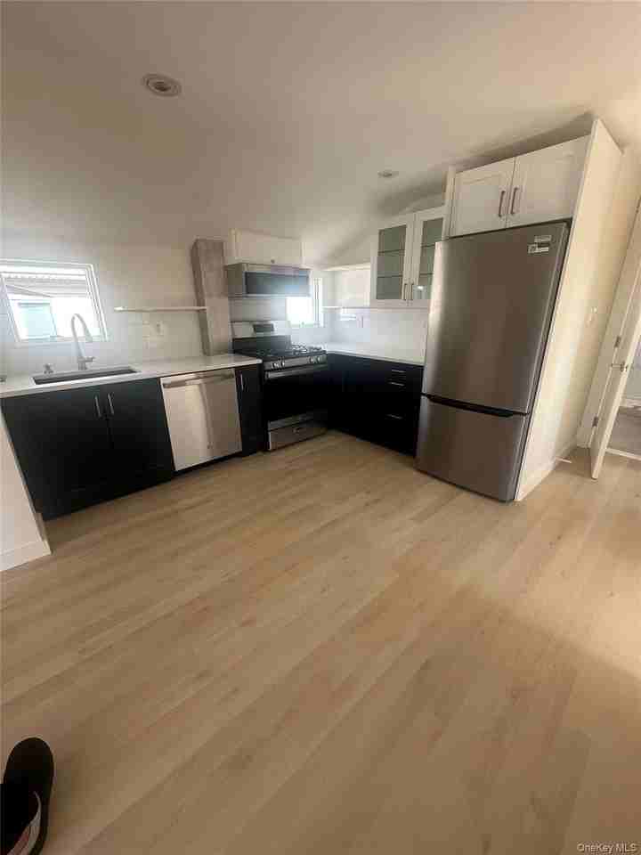 557 E Hudson St - Photo 2 of 11