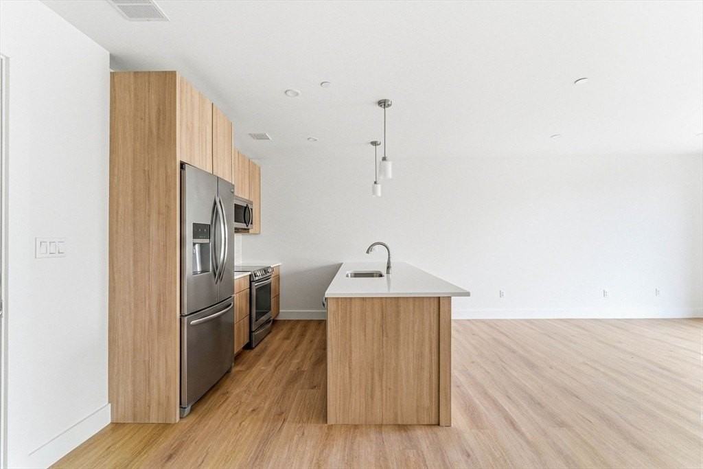 1035 Commonwealth Ave #606