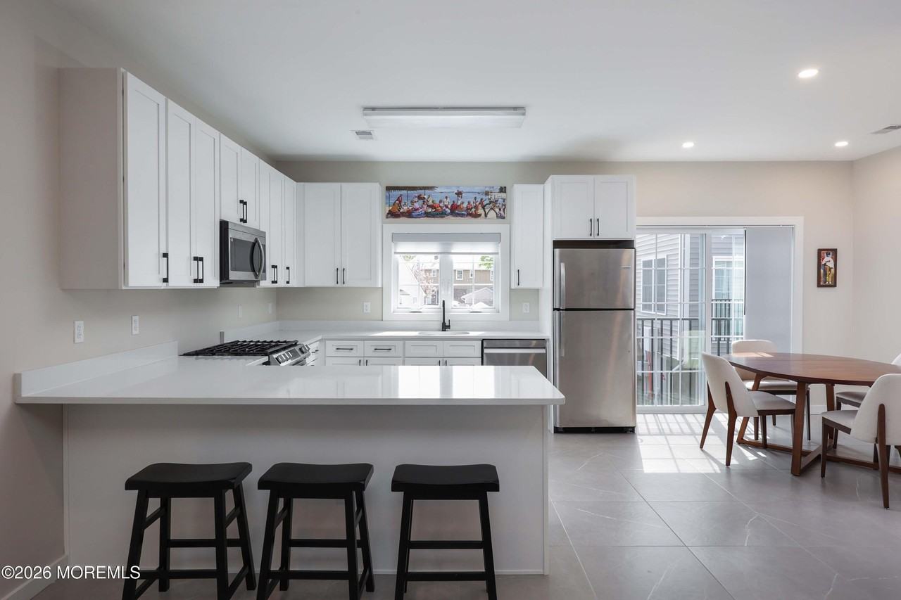 333 1st St #8 - Photo 5 of 35