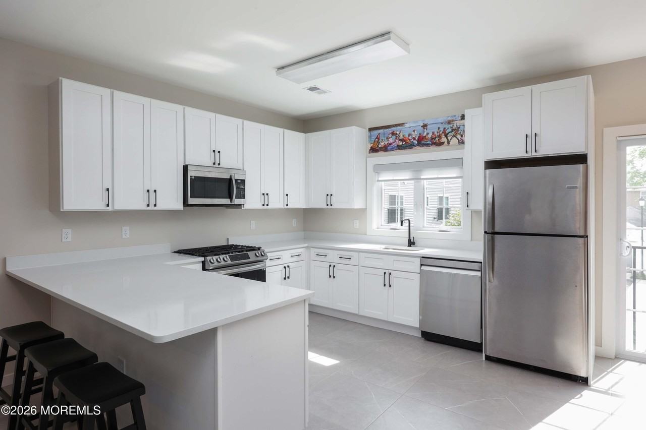 333 1st St #8 - Photo 7 of 35