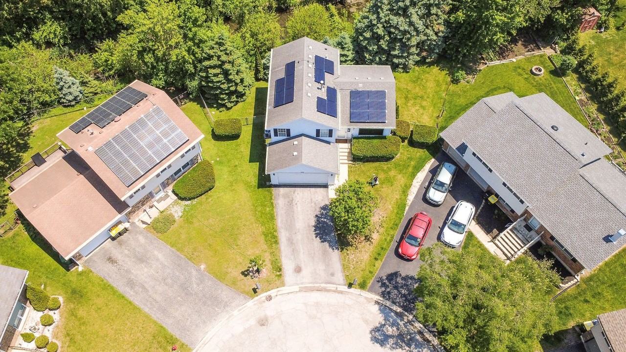 305 Elwood Ct - Photo 2 of 33