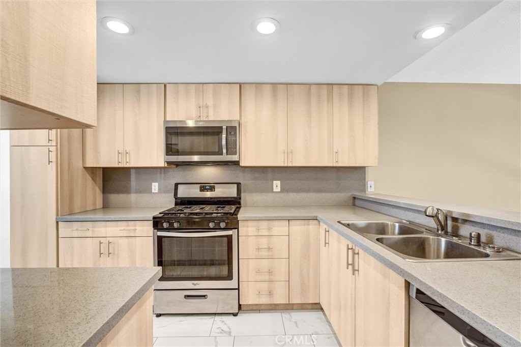 18415 Collins St #I - Photo 4 of 25