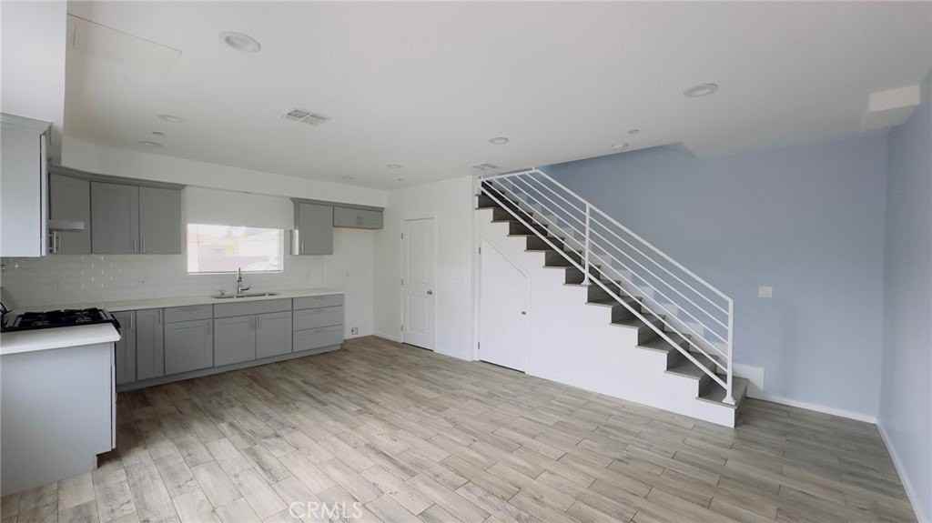 6719 Vineland 1/2 - Photo 2 of 20
