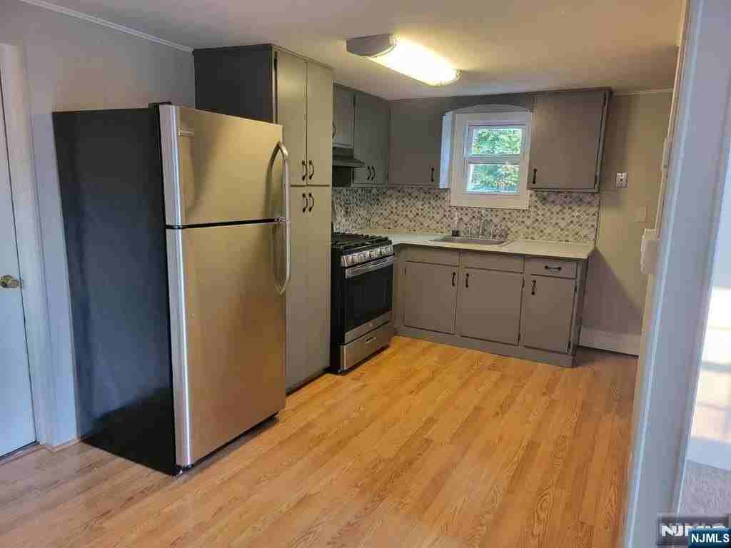 295 Lincoln Ave - Photo 3 of 17
