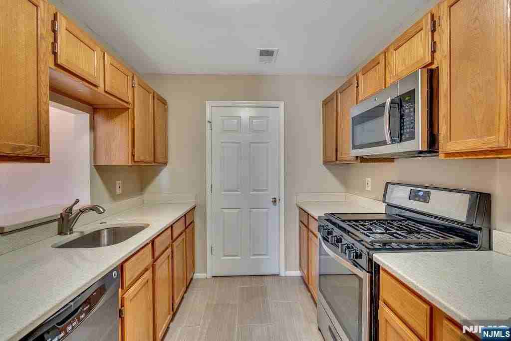 1041 Cumberland Court - Photo 6 of 19