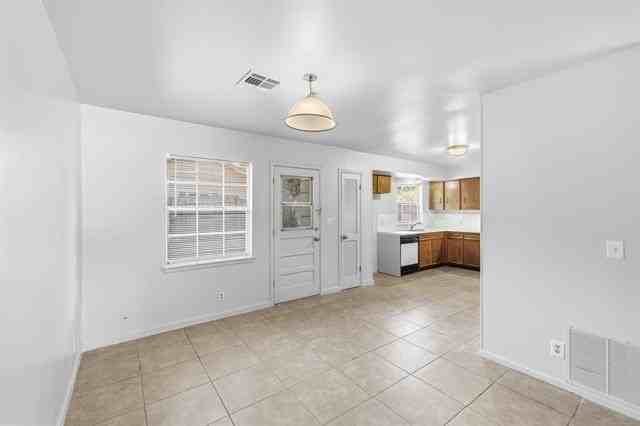 6810 E 73rd St - Photo 6 of 19