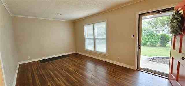 1430 S Erie Ave - Photo 5 of 23