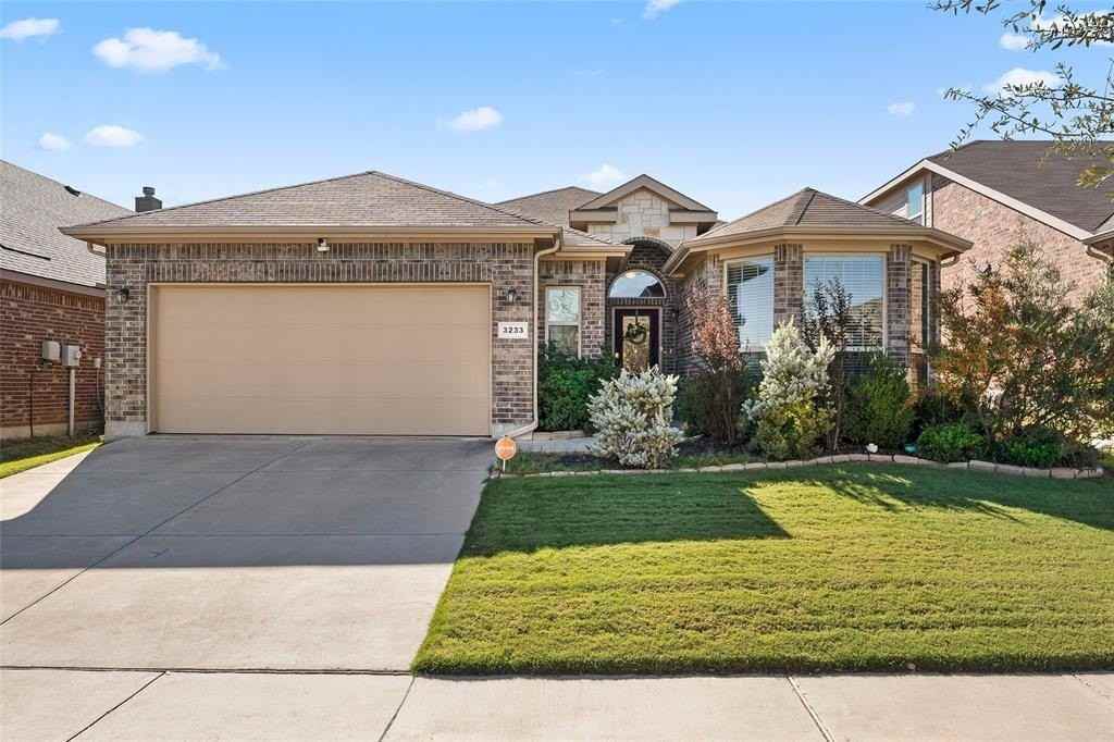 3233 Tamarack Ln - Photo 2 of 35