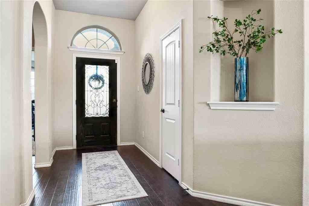 3233 Tamarack Ln - Photo 4 of 35