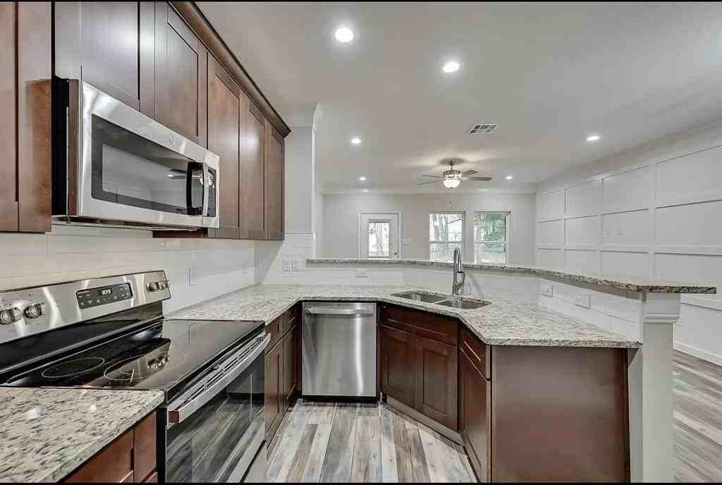 1707 Ash Crescent St - Photo 4 of 19