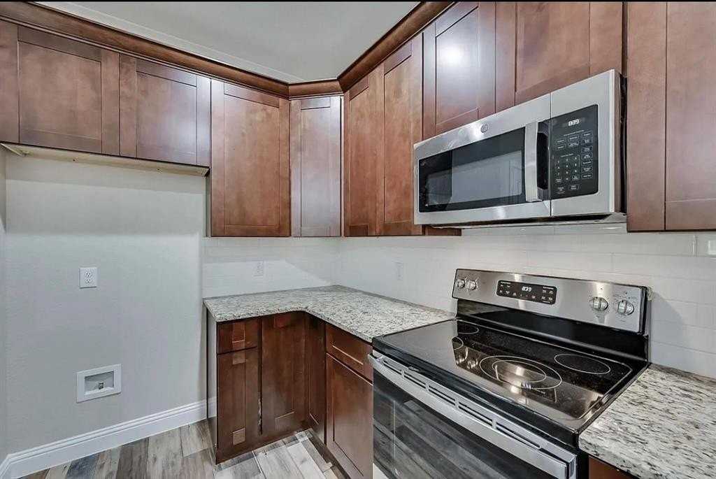 1707 Ash Crescent St - Photo 5 of 19