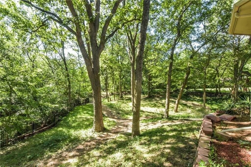 1113 Shady Oaks Cir - Photo 3 of 32
