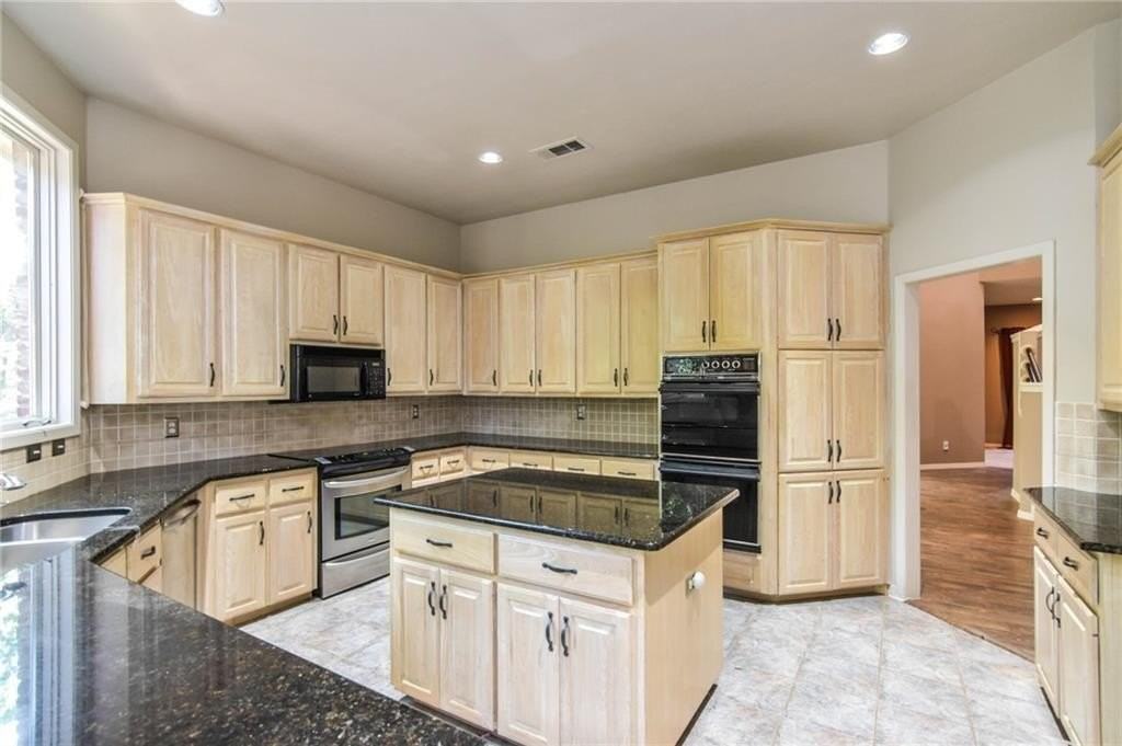 1113 Shady Oaks Cir - Photo 6 of 32