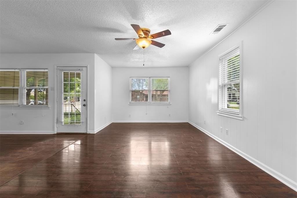 323 Hillcrest Ave - Photo 6 of 18