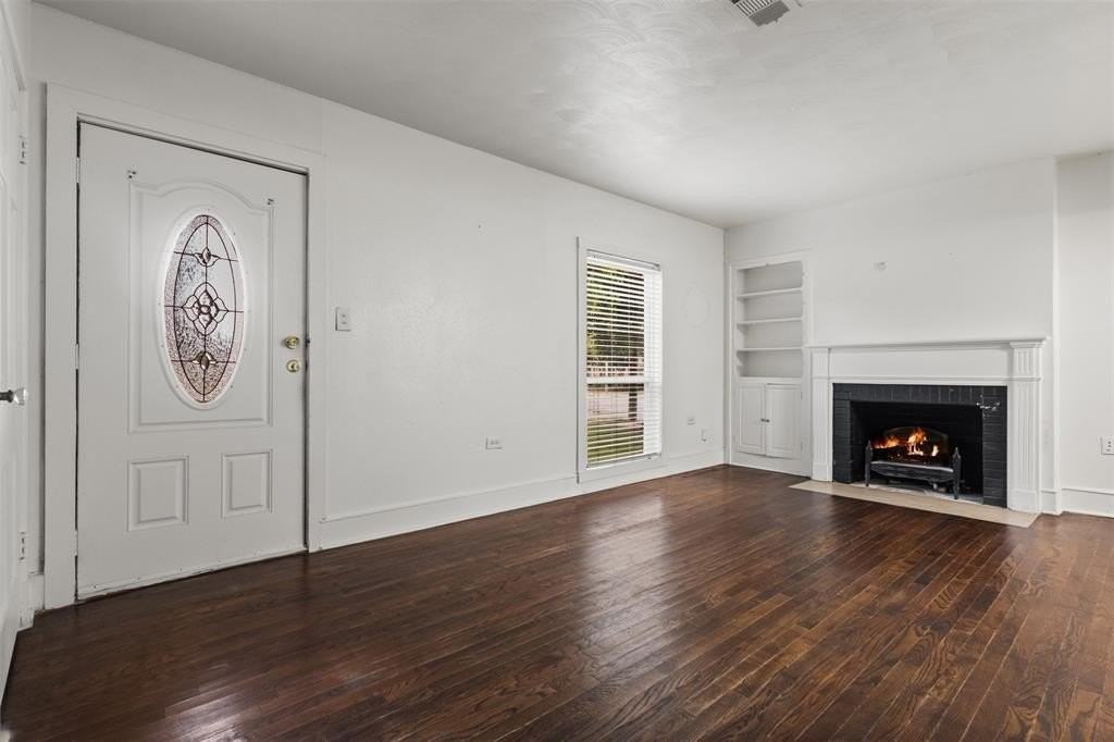 301 Maple St - Photo 2 of 18