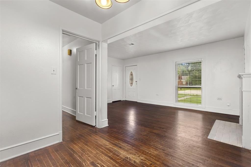 301 Maple St - Photo 6 of 18