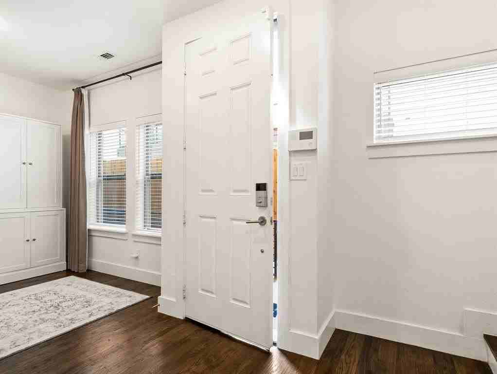 4222 Roseland Ave #102 - Photo 3 of 26