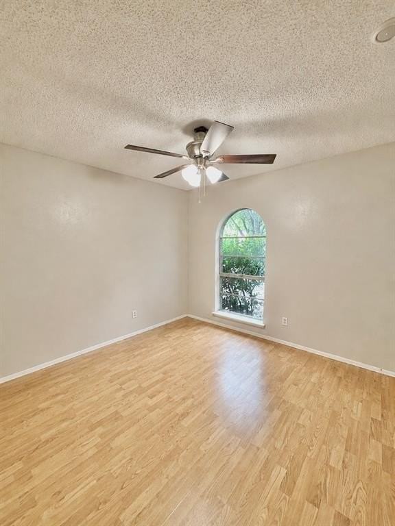 1409 Glacier Dr - Photo 4 of 15