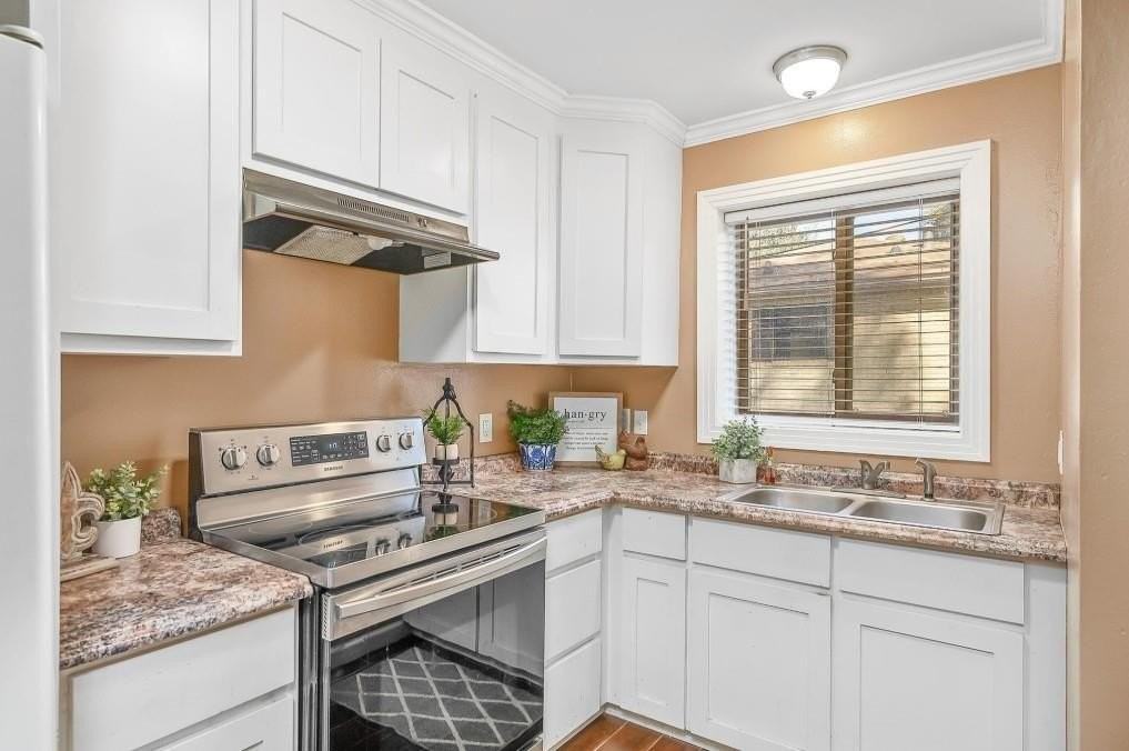 1120 Margaret St - Photo 2 of 17