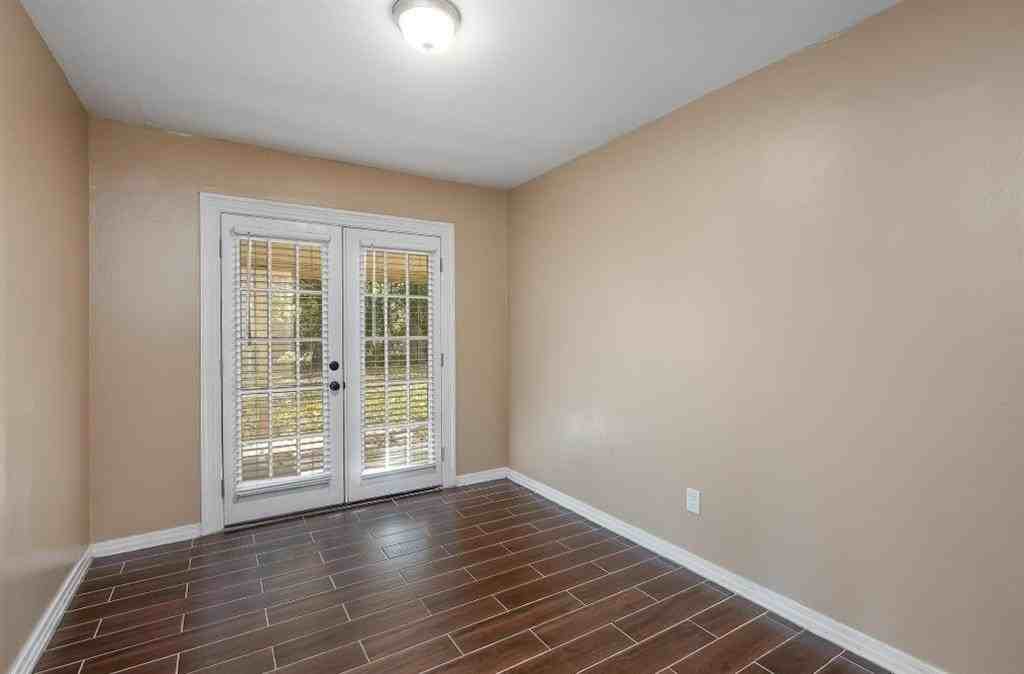 1120 Margaret St - Photo 5 of 17