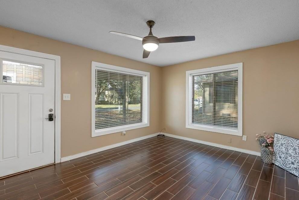 1120 Margaret St - Photo 7 of 17