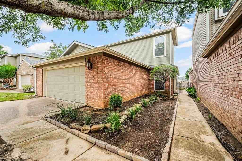 1919 Maplewood Trl - Photo 3 of 39