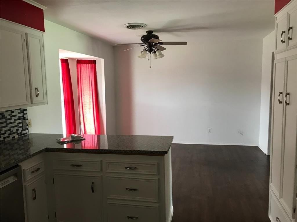 5225 Hunters Cir - Photo 6 of 19