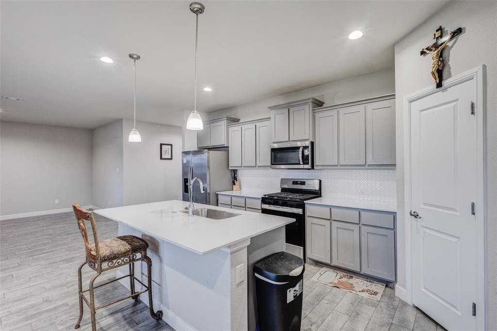 1221 Rolling Meadows Dr - Photo 5 of 27