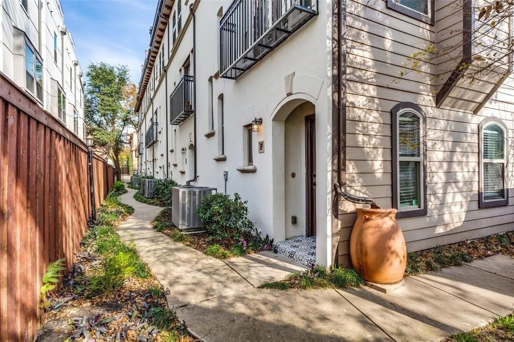 5922 Ross Ave #C - Photo 4 of 33
