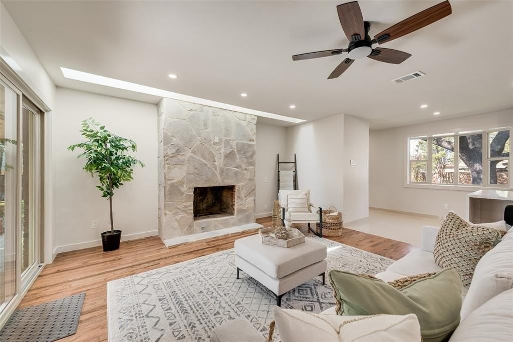 3106 Sharpview Ln - Photo 4 of 33