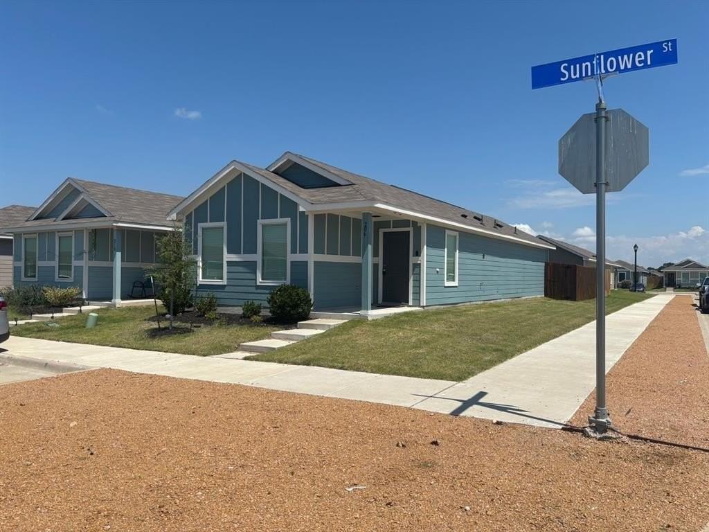 206 Sunflower St - Photo 2 of 27