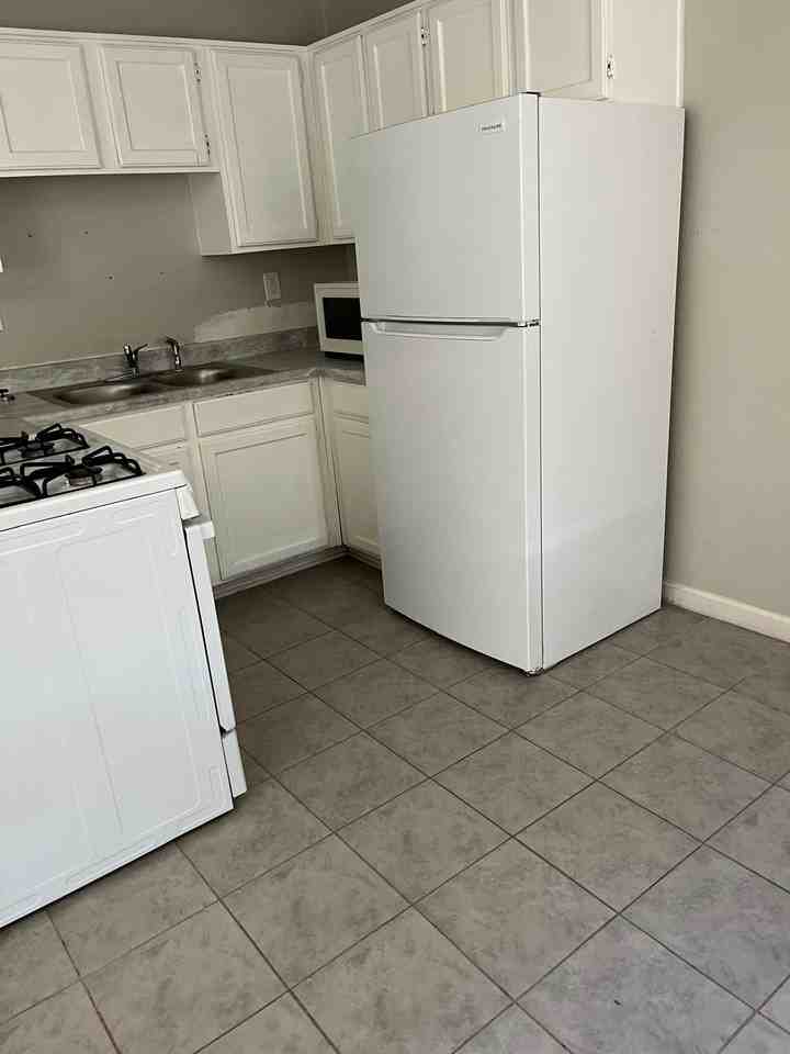 129 C St #C - Photo 4 of 7