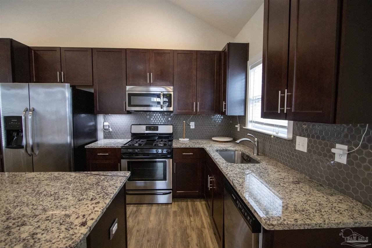 1113 W Government St - Photo 5 of 24