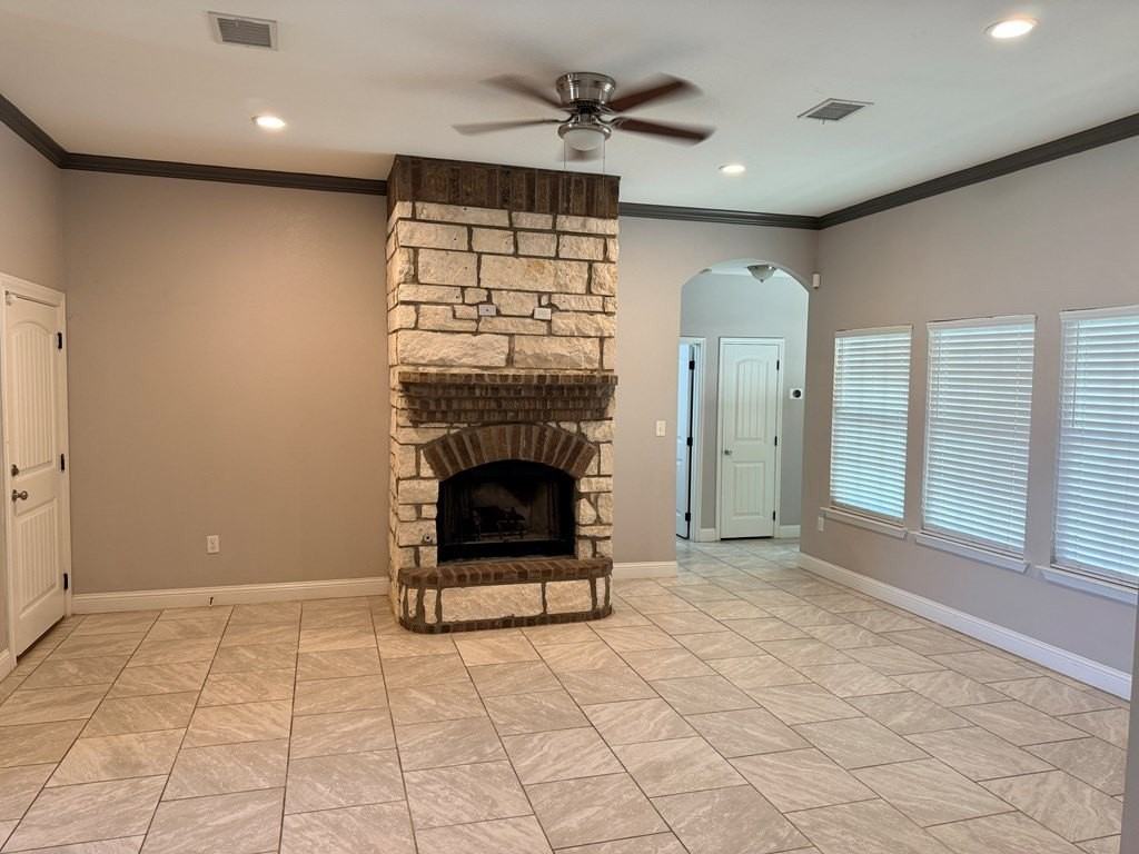302 N Carver St - Photo 4 of 33
