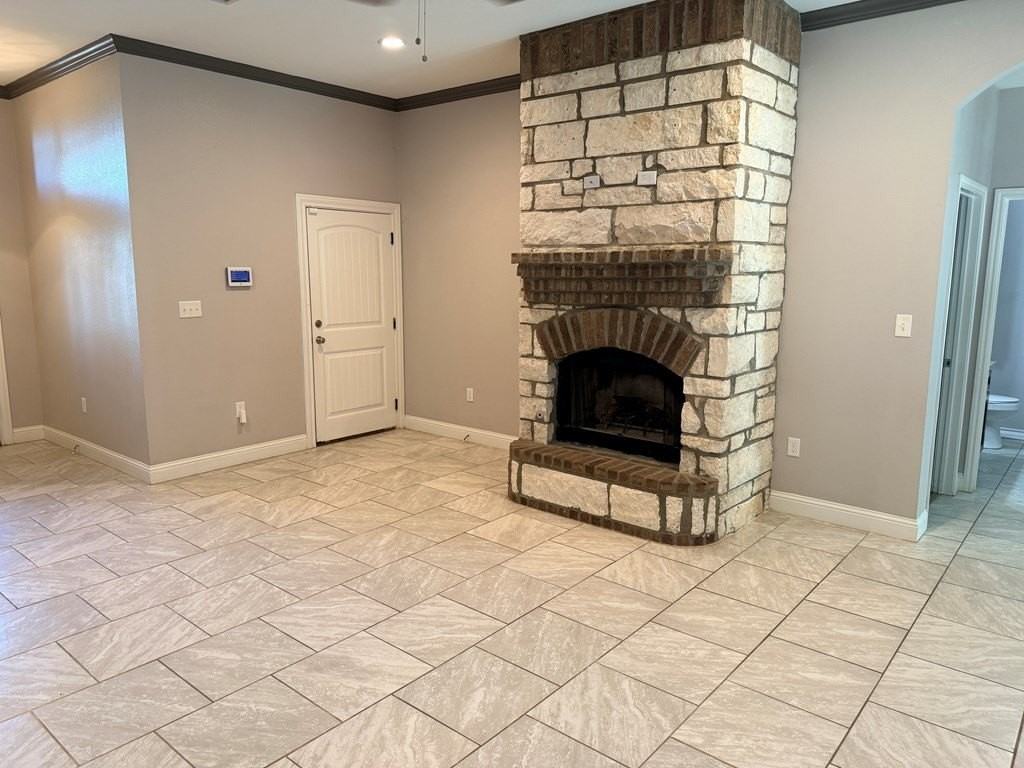 302 N Carver St - Photo 5 of 33