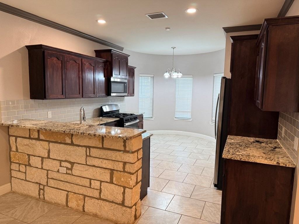 302 N Carver St - Photo 6 of 33