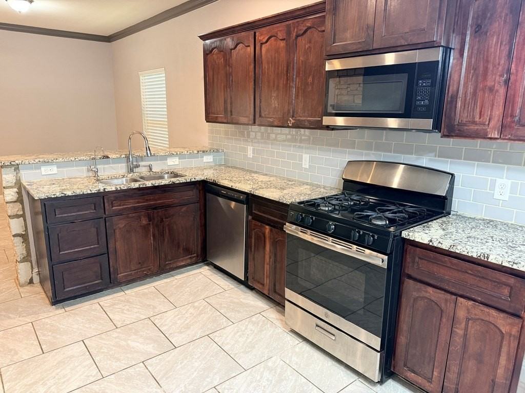 302 N Carver St - Photo 7 of 33
